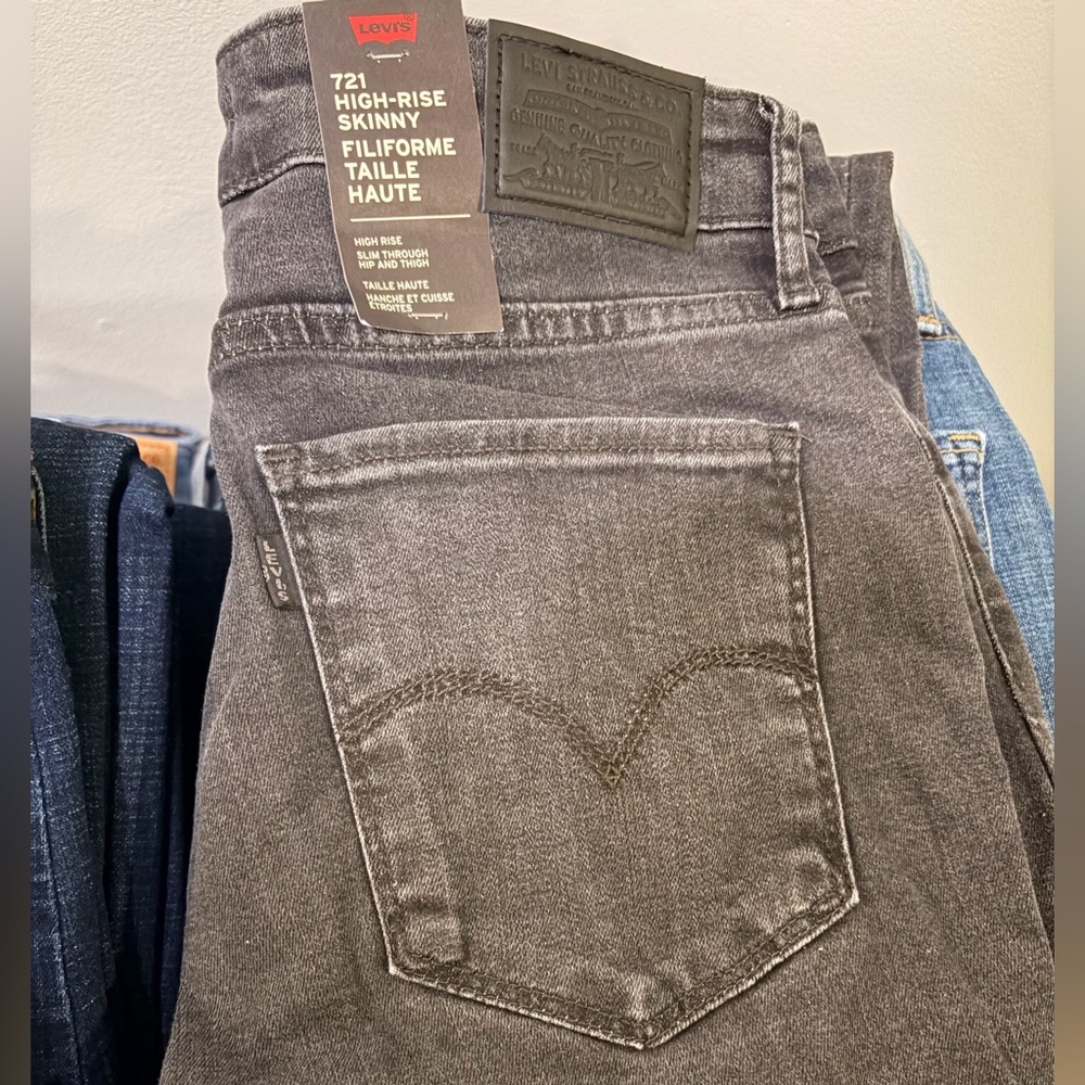 28x30 Levi's Women's Charcoal Skinny Jeans